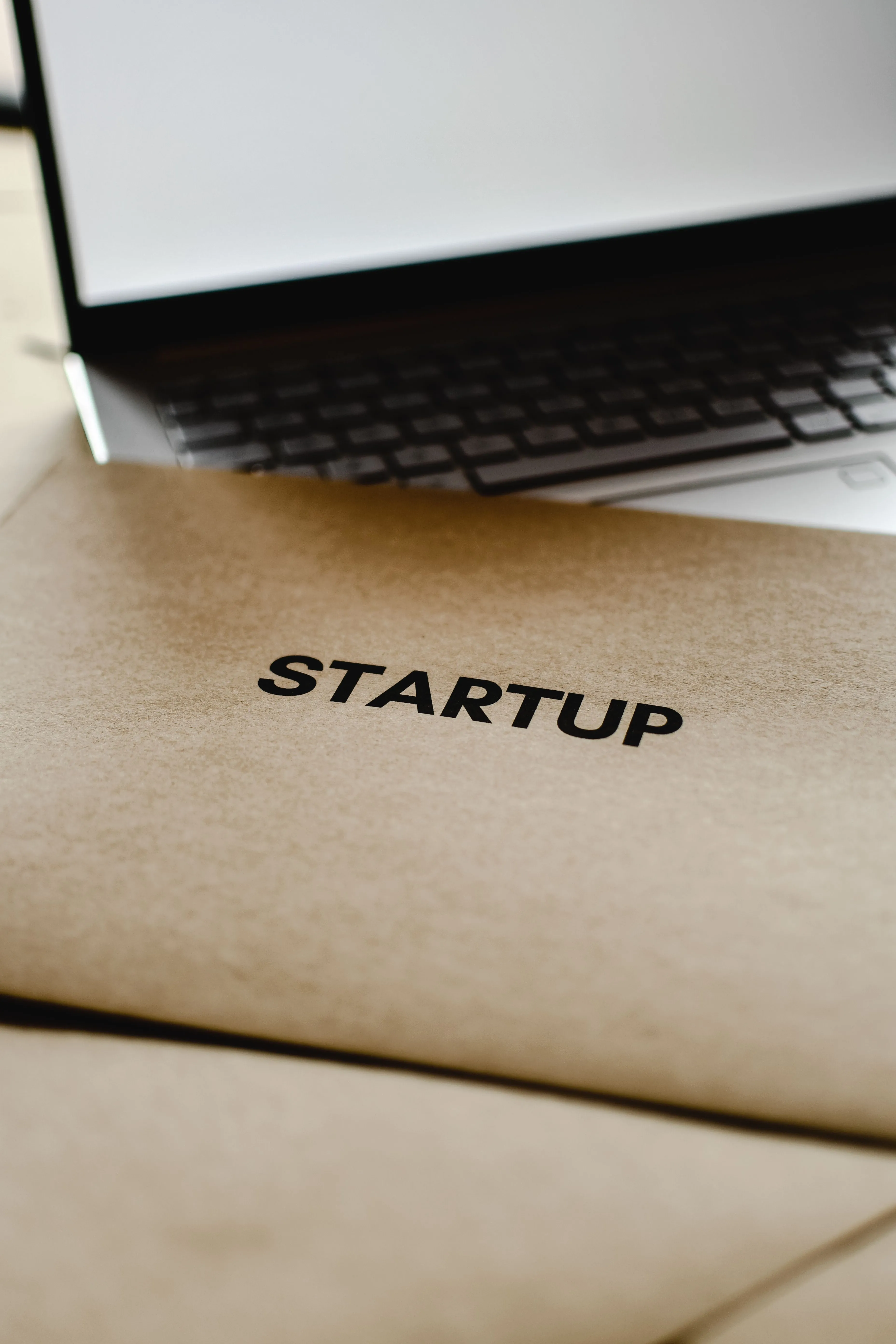 從零打造品牌:STARTUP 信封與筆電,象徵創業起點